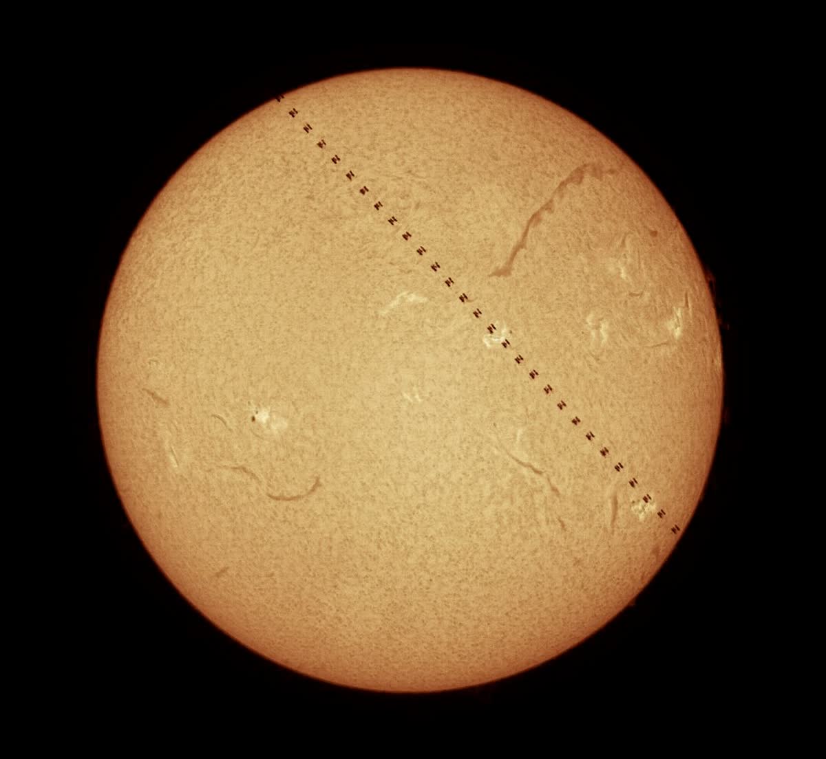 Tránsito de la ISS por el Sol